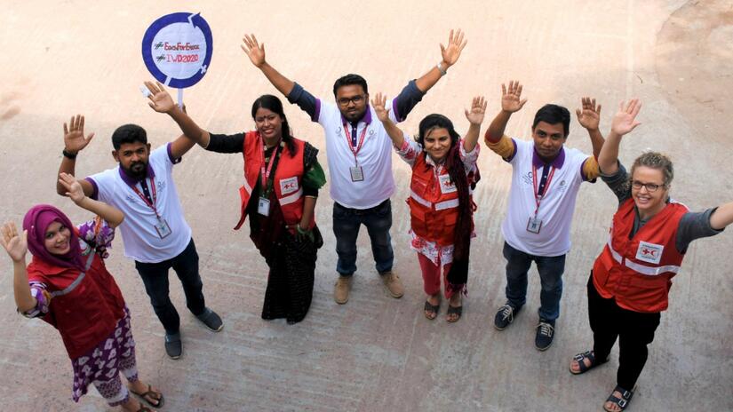 Miembros de la Sociedad de la Media Luna Roja de Bangladesh y de la Federación Internacional posan para una foto con motivo del Día Internacional de la Mujer en marzo de 2020