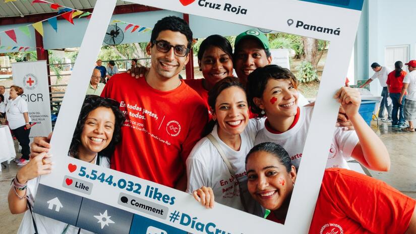 Miembros de la oficina regional de la Cruz Roja Panameña y de la Federación Internacional para las Américas celebran el Día Mundial de la Cruz Roja y de la Media Luna Roja en 2016