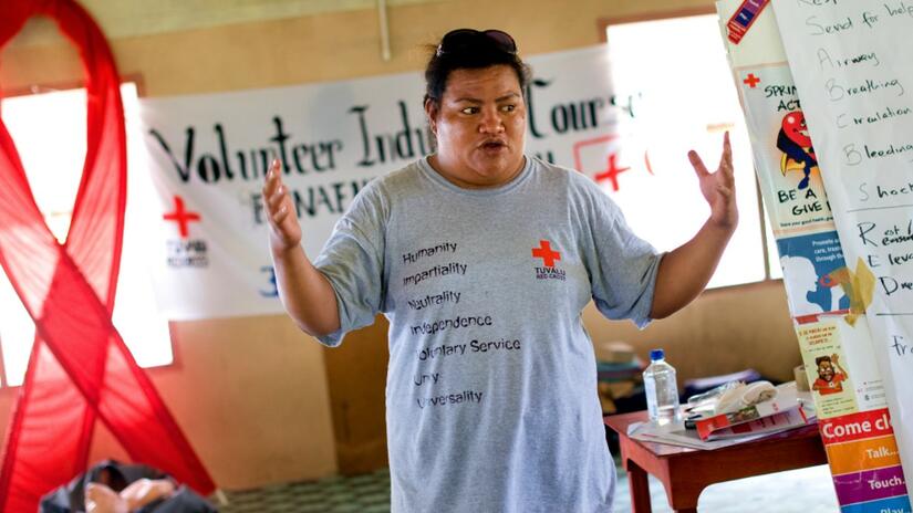 مدّرب من الصليب الأحمر في توفالو يقدّم تدريبًا تمهيديًا للمتطوعين الجدد حول المبادئ الأساسية