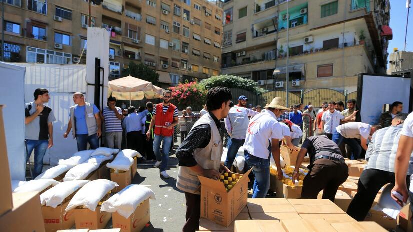Des volontaires du Croissant-Rouge syrienne distribuent du matériel de secours aux communautés en 2013.
