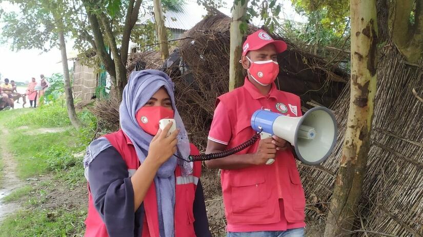 In Bangladesh, Red Crescent teams supported by IFRC disseminate early warning messages through loudspeakers so people can take the necessary measures or evacuate if necessary, ahead of floods.