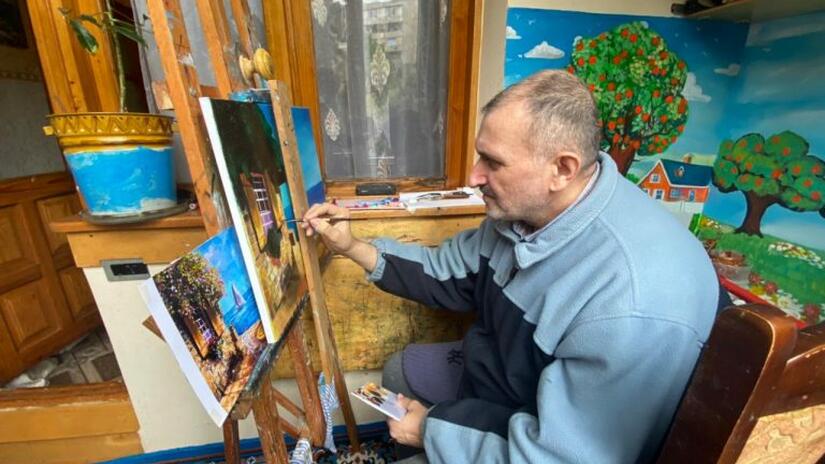 Fuad's father Rəxşəndə paints in his home studio