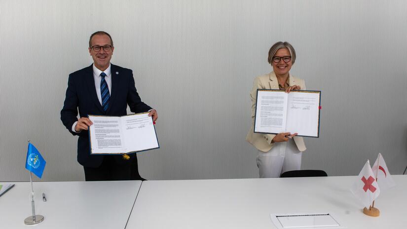 Ms Birgitte Bischoff Ebbesen, IFRC’s Regional Director for Europe and Dr Hans Henri P. Kluge, WHO Regional Director for Europe jointly sign a Memorandum of Understanding to help countries achieve health for all