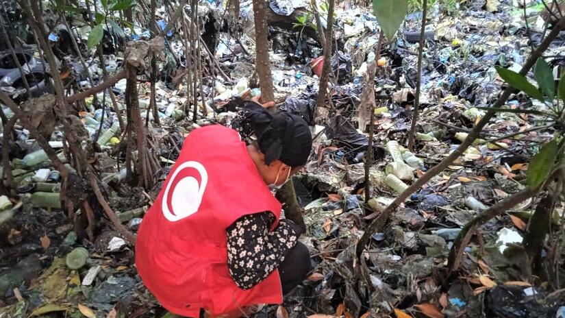 In Voidjou, a Comorian Red Crescent volunteer assesses the situation of the waste that has been piling up in the mangrove since the outbreak of the Covid-19 pandemic.