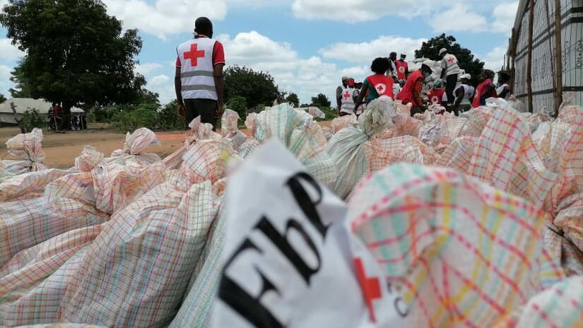 In anticipation of the landfall of Tropical Cyclone “Chalane”, the Mozambique Red Cross activated its Early Action Protocol and provided shelter and individual protection kits to 1,500 families in Búzi district, Sofala province. 