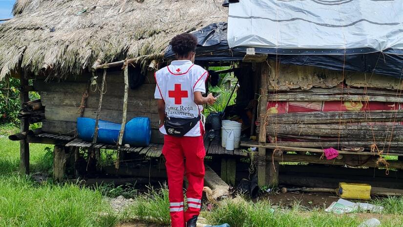 Una persona voluntaria de la Cruz Roja Panameña realiza un control de bienestar en los hogares de Bocas del Toro que se vieron afectados por las inundaciones en julio de 2021. La Cruz Roja ayudó a muchas familias en riesgo a ser evacuadas a los centros de recepción antes de que llegaran las inundaciones y proporcionó a los que se quedaron amplia asistencia humanitaria.