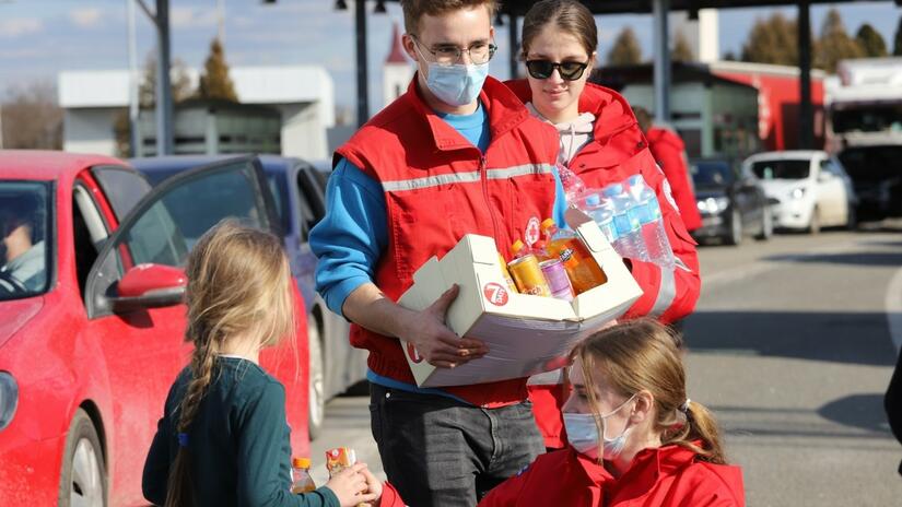 Lår censur Smuk Red Cross providing life-saving assistance for hundreds of thousands  displaced from Ukraine | IFRC