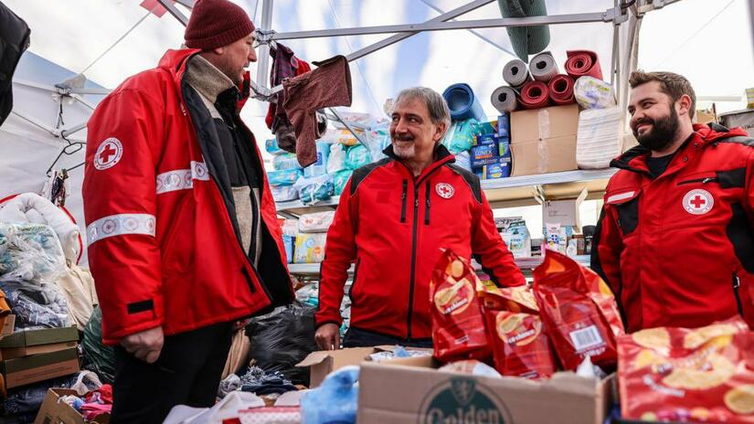 President Rocca joins Romanian Red Cross volunteers at an aid tent in Siret, Romania. The team is distributing essential goods to families fleeing Ukraine. More than 500,000 people have crossed into Romania from Ukraine over the past three weeks