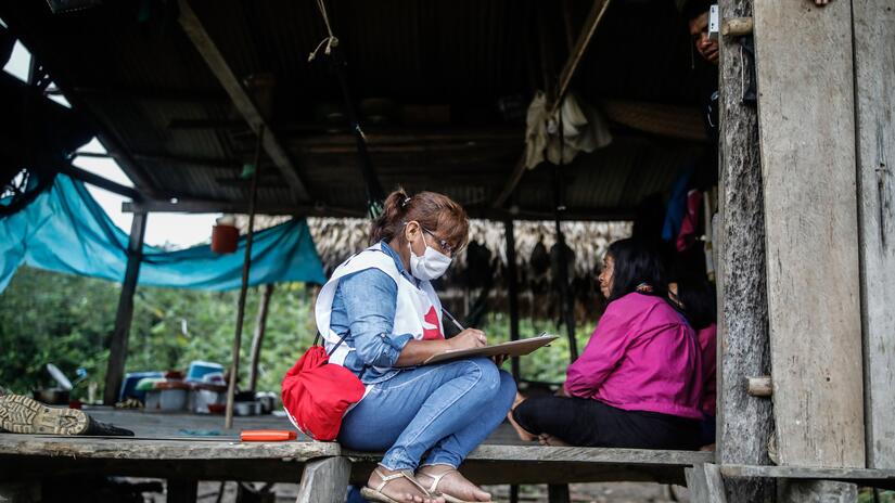 Personal de la Cruz Roja realiza encuestas y entrevistas de percepción a la comunidad indígena en sus viviendas