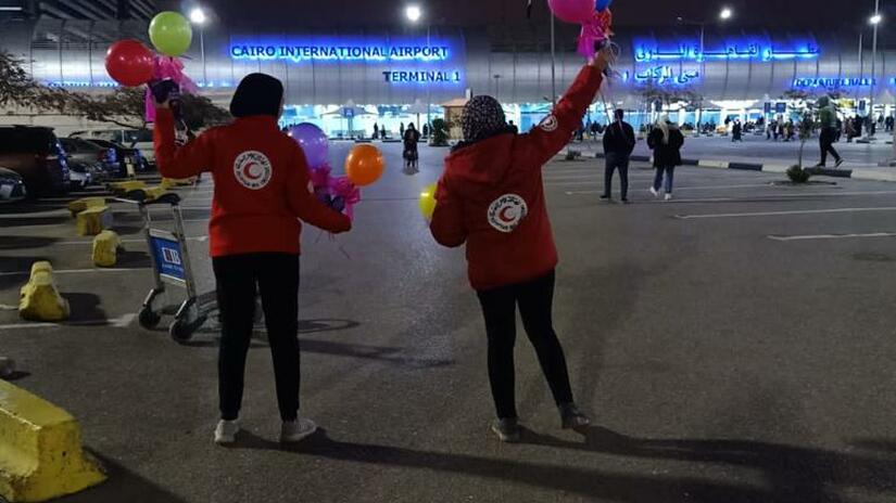 متطوعو الهلال الأحمر المصري يرحبون بالعائلات النازحة من اوكرانيا.