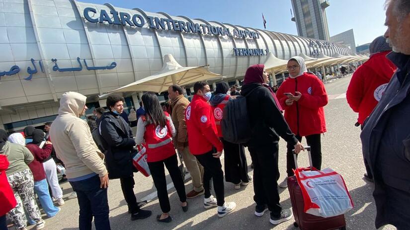 يساعد متطوعو الهلال الأحمر المصري النازحين المصريين في تسهيل عودتهم الى مصر ودعمهم حين يصلون الى القاهرة.