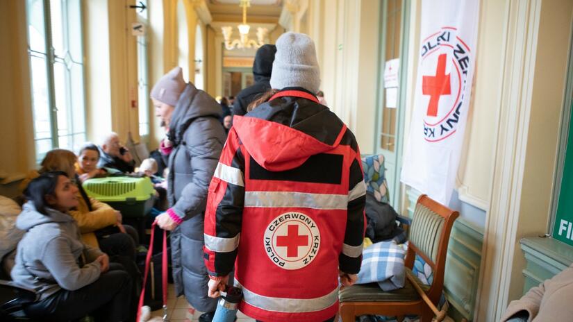 Voluntários da Cruz Vermelha polonesa administram um centro de saúde 24 horas por dia, 7 dias por semana, na estação de trem de Przemysl, no sul da Polônia, para ajudar aqueles que estão fugindo do conflito na Ucrânia