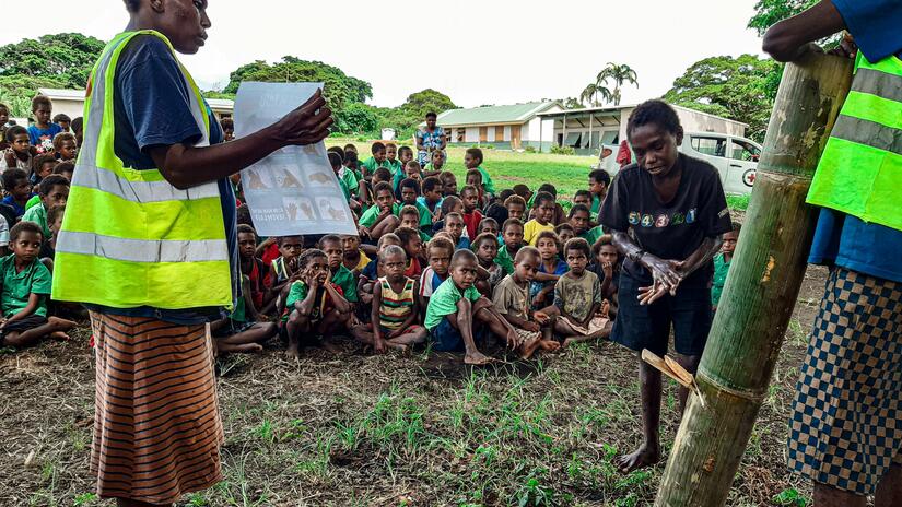Red Cross volunteers in Vanuatu are visiting remote communities and raising awareness on COVID-19.