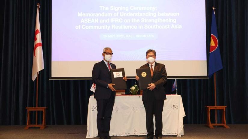 El Secretario General de la IFRC, Jagan Chapagain, y el Secretario General de la ASEAN, S.E. Dato Lim Jock Hoi, firman un Memorando de Entendimiento entre ambas organizaciones en la Plataforma Global para la Reducción del Riesgo de Desastres celebrada en Bali en mayo de 2022.