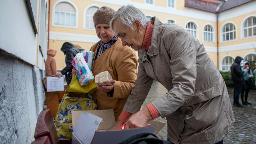 Vira, de Irpin, y Tatiana, de Zaporizhzhia, huyeron de sus casas con sólo una mochila a la espalda. Todavía les cuesta creer lo que está ocurriendo en Ucrania. Hablan de la crisis mientras rebuscan entre los artículos de higiene proporcionados por la Cruz Roja Ucraniana para ayudarles a seguir adelante.