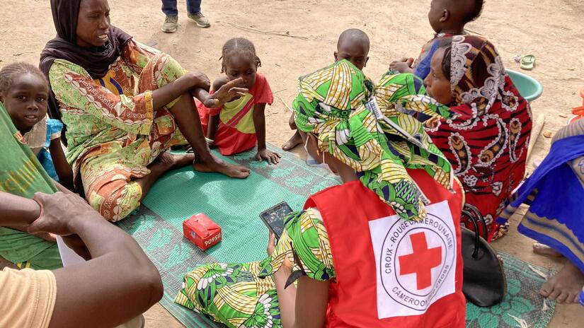Des volontaires de la Croix-Rouge camerounaise mènent des évaluations post-distribution dans le camp de déplacés internes de BOGO. Les déplacés internes ont bénéficié d'un soutien de la Croix-Rouge camerounaise grâce à un financement DREF de l'IFRC