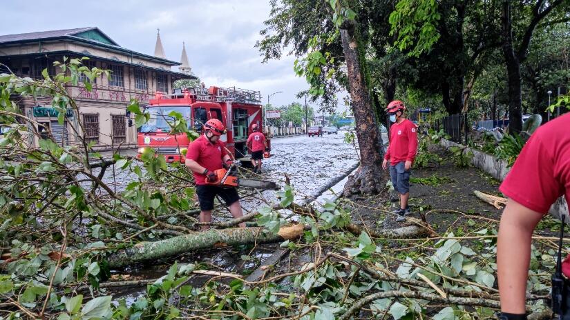متطوعو الصليب الأحمر الفلبيني يزيلون الأشجار المتساقطة والحطام في مدينة سيبو بعد إعصار راي الذي ضرب الساحل الشرقي في ديسمبر 2021. قبل أن يضرب الإعصار، أجرى الصليب الأحمر الفلبيني توعية مجتمعية مع الأشخاص الموجودين على مسار الإعصار لمساعدتهم في الاستعداد وحماية أنفسهم. 