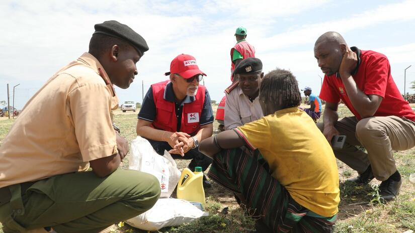 El Secretario General de la IFRC, Jagan Chapagain, habla con los habitantes de Marsabit, Kenia, afectados por la sequía, durante una distribución de asistencia alimentaria realizada por la Cruz Roja de Kenia en mayo de 2022.