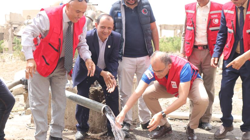 El Director Regional de la IFRC para Oriente Medio y Norte de África, Hossam Elsharkawi, visita una estación de bombeo de agua solar recién inaugurada en Amran, Sanaa, en julio de 2022, operada por la Media Luna Roja de Yemen con el apoyo de la IFRC