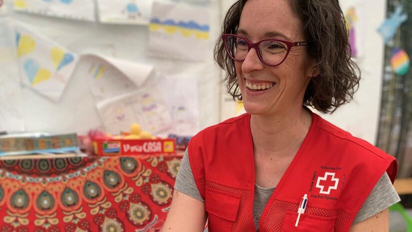 Ana Blanco, delegada de emergencias de Cruz Roja Española, se sienta en un centro de salud de Záhony donde ofrece apoyo en salud mental a las personas que huyen del conflicto en Ucrania.