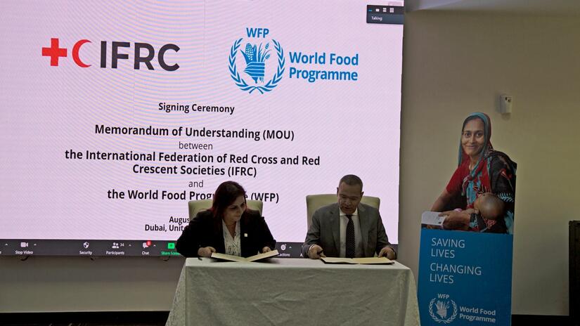 Rania Ahmad, directrice régionale adjointe de l'IFRC pour la région MOAN, et Mageed Yahia, représentant du PAM auprès du CCG, lors de la signature du protocole d'accord régional sur l'action anticipée en réponse aux chocs climatiques dans la région du Moyen-Orient et de l'Afrique du Nord.