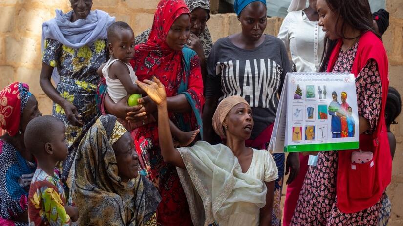 تتلقى الأمهات المعلومات المنقذة للحياة من متطوعي الصليب الأحمر النيجيري كجزء من أنشطة نادي الأمهات.   