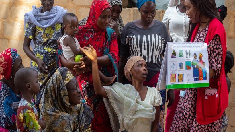 Mothers receive life-saving information from Nigerian Red Cross volunteers as part of the Mothers' Club activities. 