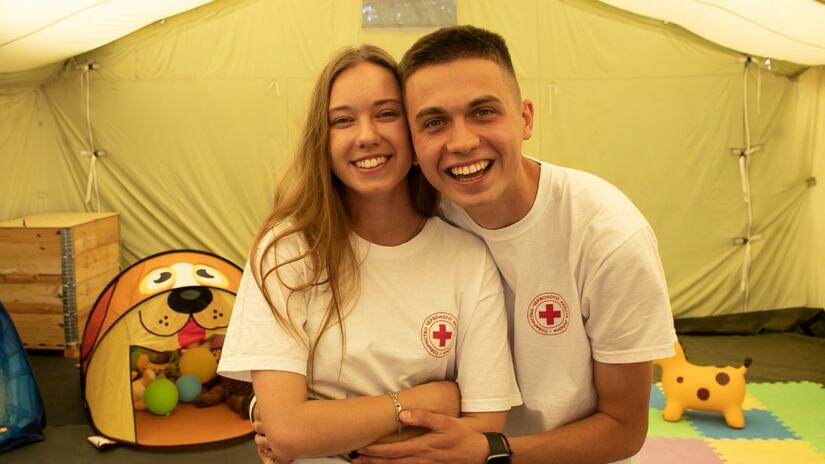 Daria y Ostap, jóvenes voluntarios de la Cruz Roja de Ucrania que prestan servicios de apoyo psicosocial en el centro de salud de la Cruz Roja en Úzhgorod