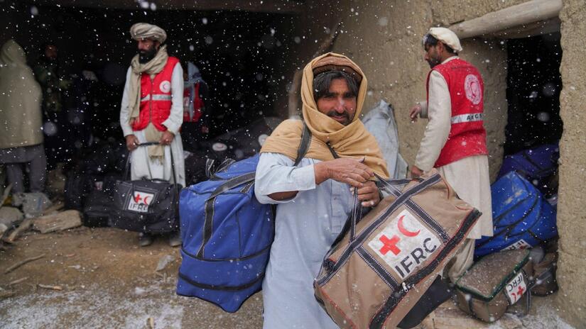 رجل في أفغانستان يجمع الإمدادات الأساسية من الهلال الأحمر الأفغاني والاتحاد الدولي لمساعدته وعائلته خلال فصل الشتاء القاسي.