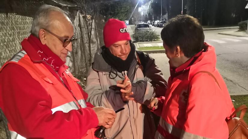 باسيليو وجواني، متطوعان مع الصليب الأحمر الإسباني، يكملان جولة تفقدية ليلية للأشخاص الذين يعيشون في الشوارع في ريف مدريد. 