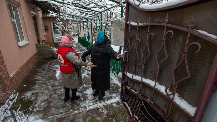 Vita, en Moldavia, acoge a personas que huyen del conflicto en Ucrania. Una voluntaria de la Cruz Roja moldava llega a su casa para ver cómo está y qué ayuda necesitan las personas que acoge Vita.