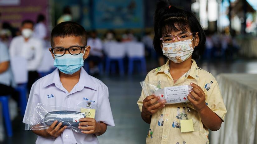 Un niño y una niña de Tailandia sostienen los nuevos pares de gafas que les ha regalado la nueva clínica oftalmológica móvil de la Cruz Roja Tailandesa. La clínica se desplaza por las zonas rurales de Tailandia para proporcionar gafas gratuitas a los escolares que las necesitan.