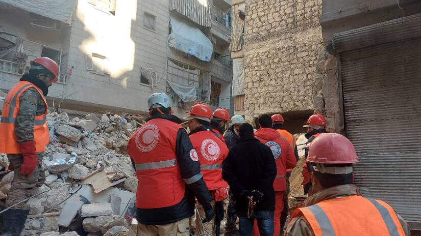Un equipo de búsqueda y rescate de la Media Luna Roja Argelina llega al lugar del terremoto en Siria.