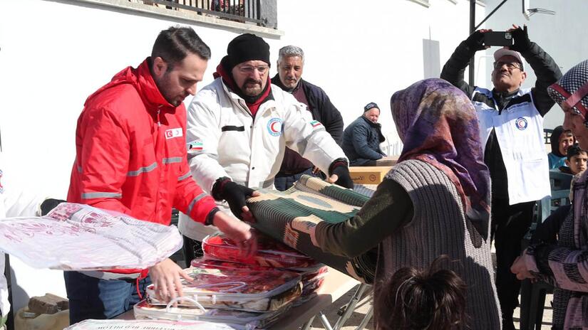 متطوعو الهلال الأحمر الكويتي والهلال الأحمر التركي يوزعون الفرشات والبطانيات على المتضررين من الزلزال في تركيا.