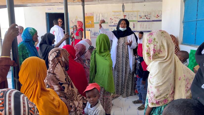 أثناء انتظار فحوصات كشف سوء التغذية لأطفالهن، تتلقى الأمهات معلومات حول أهمية الرضاعة الطبيعية في عيادة تدعمها جمعية الهلال الأحمر الصومالي بالقرب من بوراما. 
