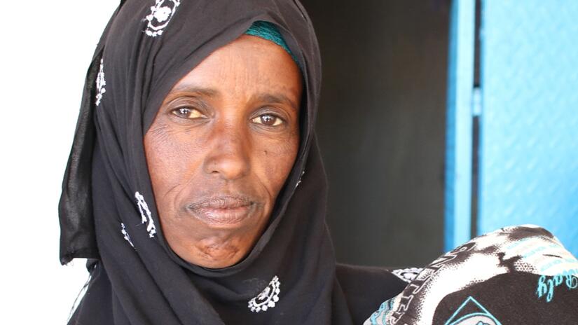 بصرة أحمد كابدال، أم من منطقة بوراما بالصومال، تشعر بالقلق حيال صحة أطفالها، حيث تواجه بلادها نقصًا في الغذاء.  