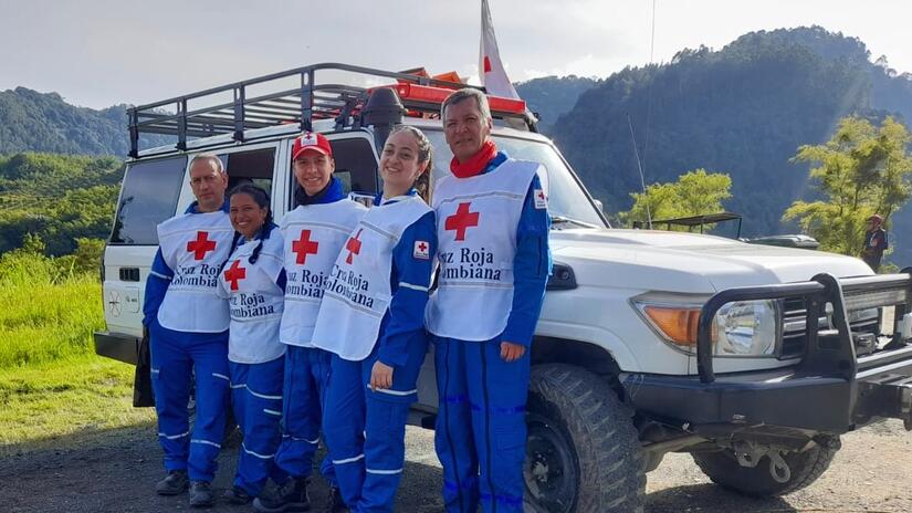 يسافر متطوعو الصليب الأحمر الكولومبي من قسم ريسارالدا معًا إلى لا باستورا، بالقرب من بركان نيفادو ديل رويز، للتحدث إلى المجتمعات المحلية حول الإخلاء والتأهب للثوران. 