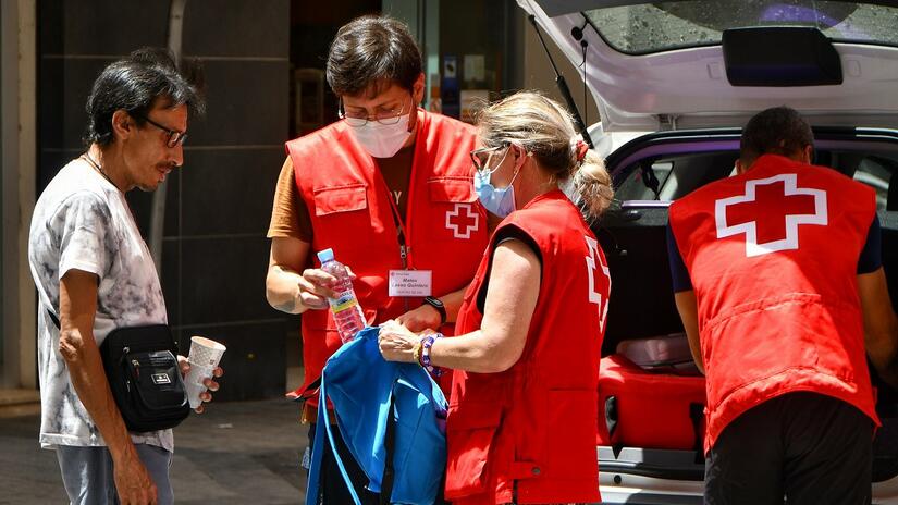 متطوعو الصليب الأحمر الإسباني يوزعون المياه ويدعمون الناس خلال موجات الحر الشديدة في صيف 2022. 
