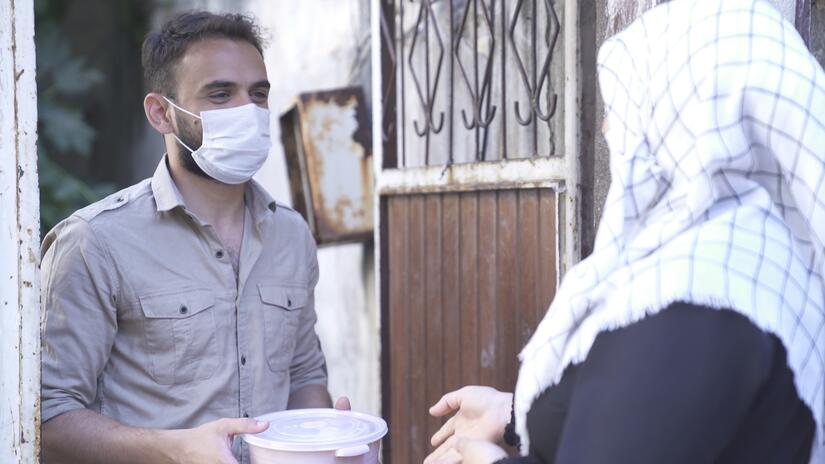 هدى توصل وجبة لأحد زبائنها في كهرمان مرعش، تركيا، قبل زلزال 6 فبراير 