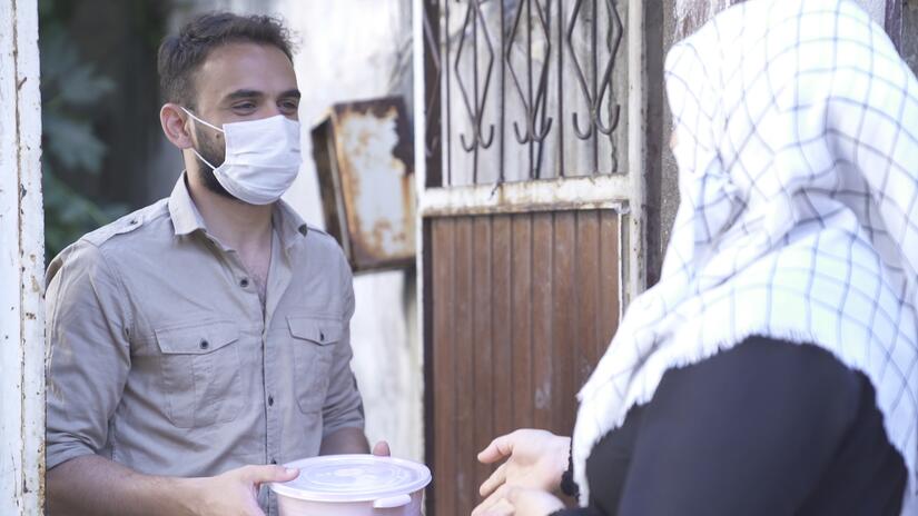 Houda delivering a meal to one of her customers in Kahramanmaraş, Turkiye, prior the February 6 earthquake