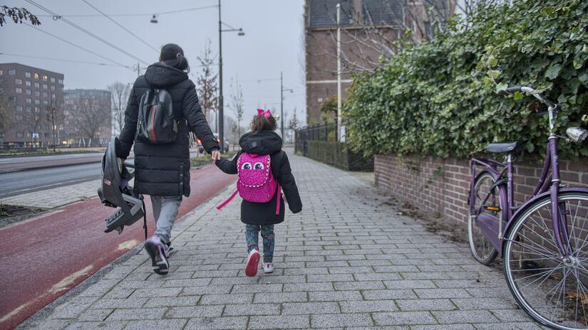 كلوديا من البرازيل تصطحب ابنتها ماريا إلى أول يوم لها في المدرسة في ديمن، خارج أمستردام. 