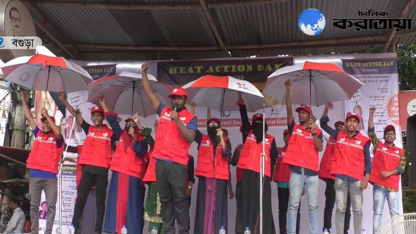 Personal voluntario de la Media Luna Roja de Bangladesh en Satmatha celebran representaciones públicas en junio de 2022 para concientizar a sus comunidades sobre los riesgos del calor.