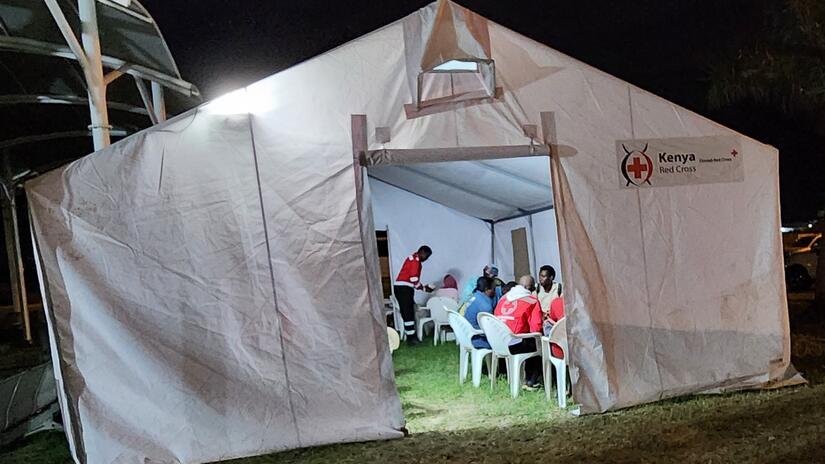 Kenya Red Cross volunteers sit with newly arrived evacuees from Sudan to offer them mental health support and listen to their experiences and feelings about fleeing the conflict.