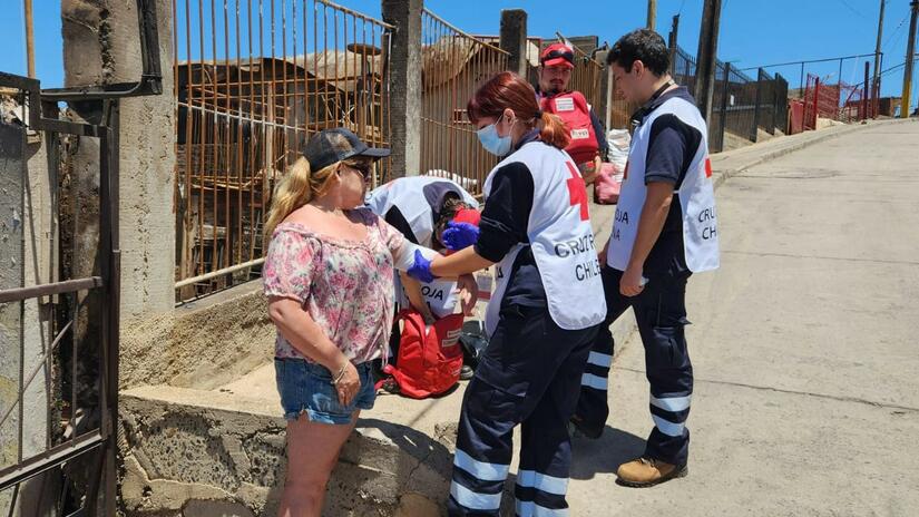 Personal de la Cruz Roja Chilena ofrece atención en salud a las personas afectadas por los incendios en enero del 2023