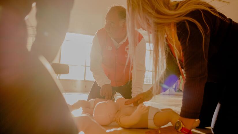 A Mexican Red Cross volunteer demonstrates first aid skills for responding to medical emergencies in babies and children.
