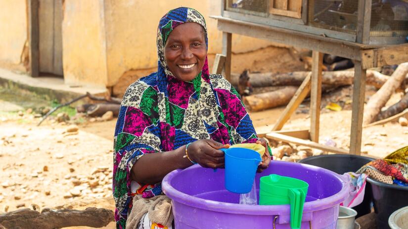 Amina Rasak, de Obretema, al este de Ghana, ha montado su propio pequeño negocio de agua con el agua que compra de la nueva bomba instalada por la Cruz Roja de Ghana.