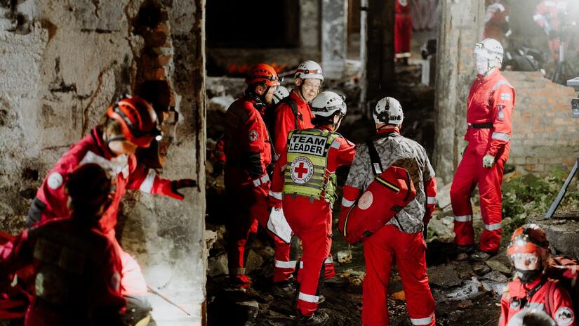 يتدرب المتطوعون خلال فترة الليل ضمن التدريب الذي ينظمه الصليب الأحمر البولندي. 
