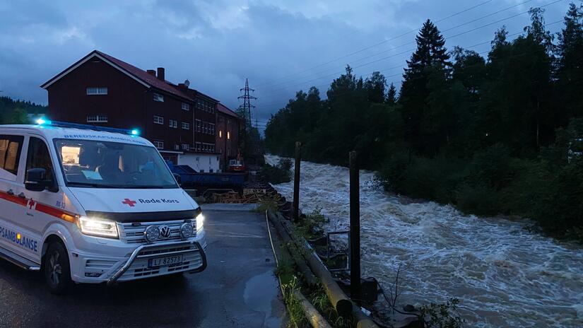 طاقم إسعاف تابع للصليب الأحمر النرويجي يستجيب في مجتمع تضرر من العاصفة هانز في أغسطس/آب 2023. 