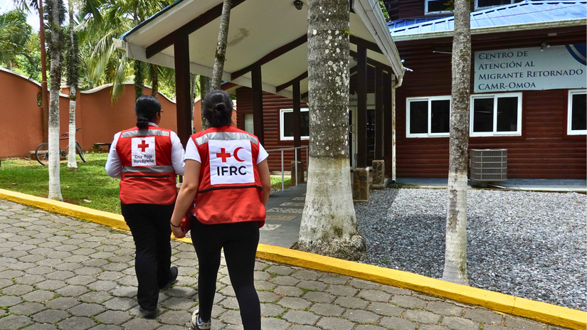 Personal de Cruz Roja Hondureña y la IFRC caminan hacia las oficinas del Centro de Atención al Migrante Retornado.