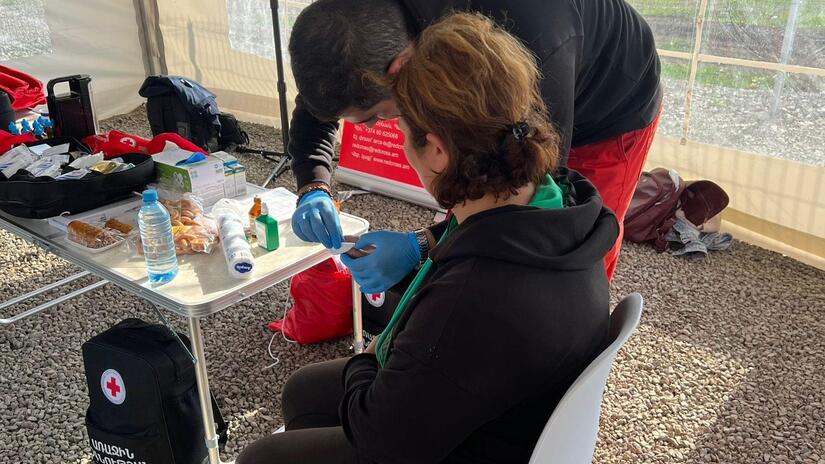 The Armenian Red Cross is providing First Aid to displaced people that have gone through a long and difficult journey. The volunteers and staff are also there to give much-needed psychosocial support to those who have lost everything. Photo: Armenian Red Cross